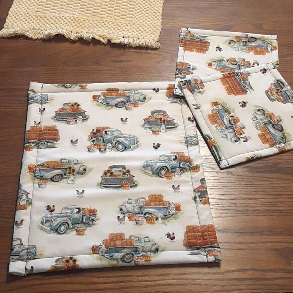 7 pc bundle 4 placemats & 3 pc hot pad set - Picture 5 of 6